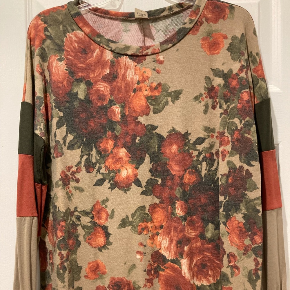 Sew in Love, floral top w/stripe detail, EUC